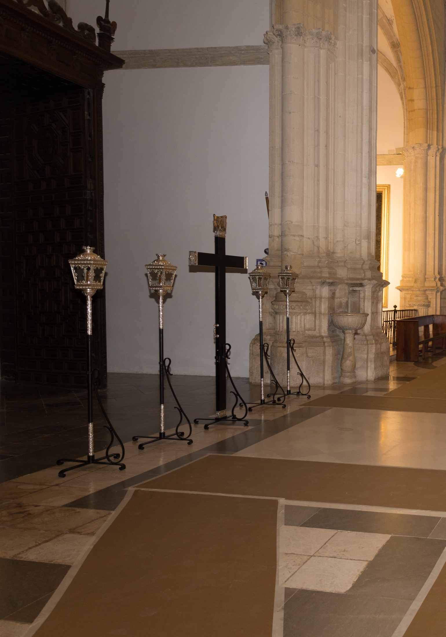 Cruz de guía y faroles de la Cofradía en el interior de la Colegiata