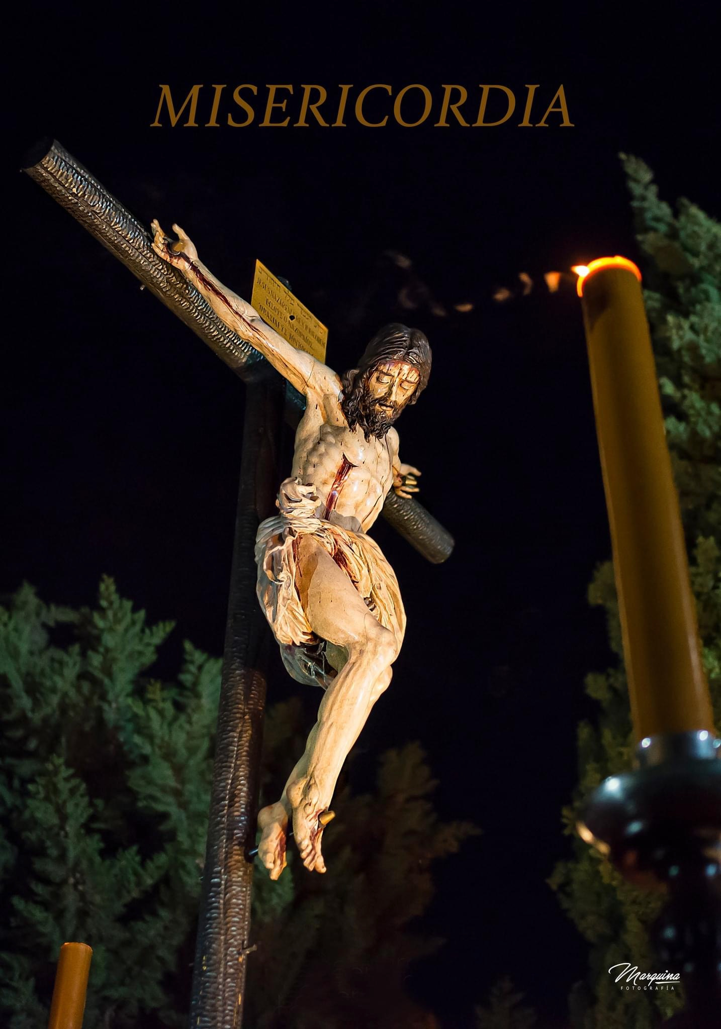 Santísimo Cristo de la Misericordia en el exterior durante la noche