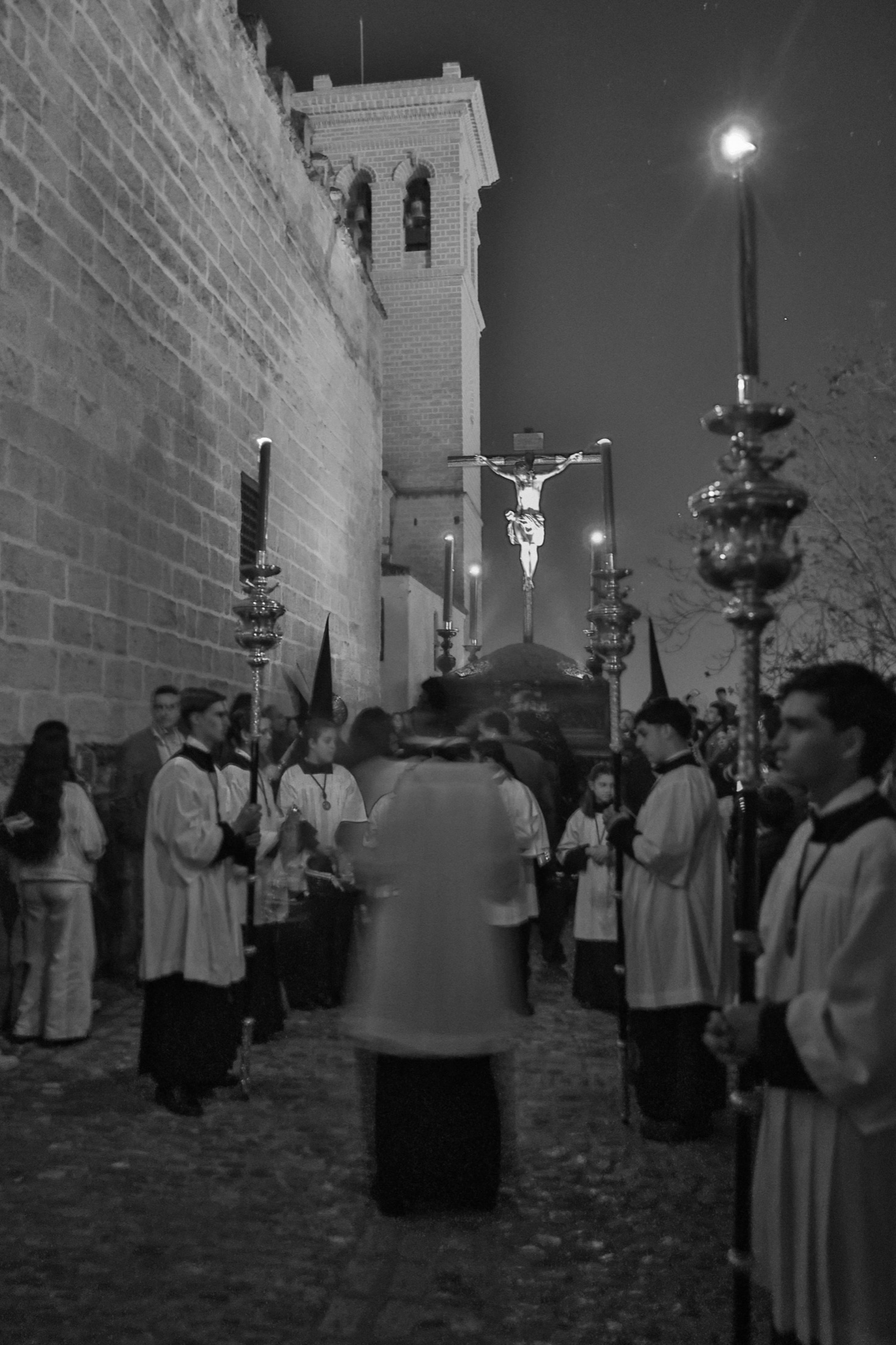 Procesión de la Cofradía junto a la Colegiata de Osuna