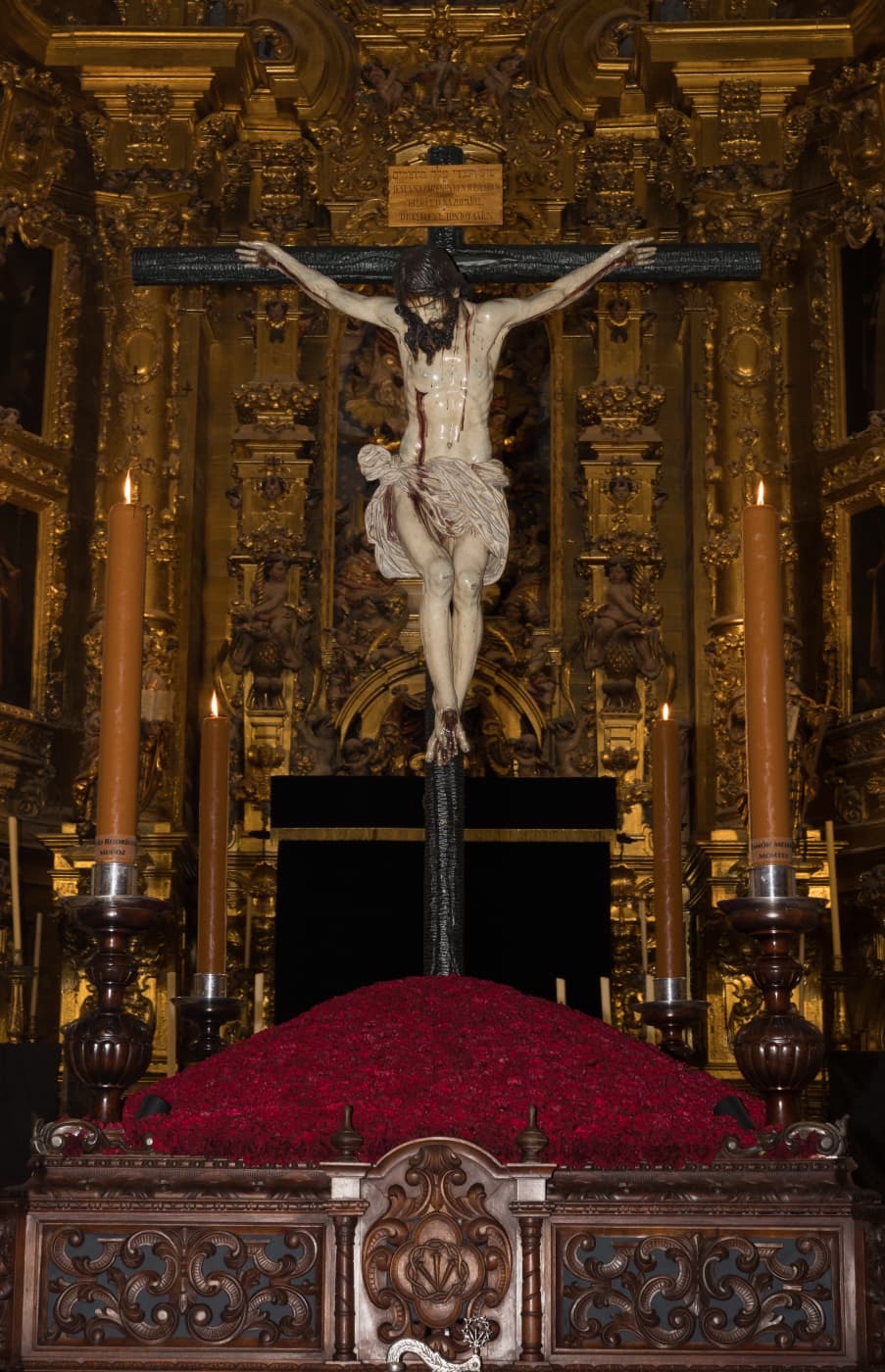 Santísimo Cristo de la Misericordia ante el retablo de la Colegiata de Osuna