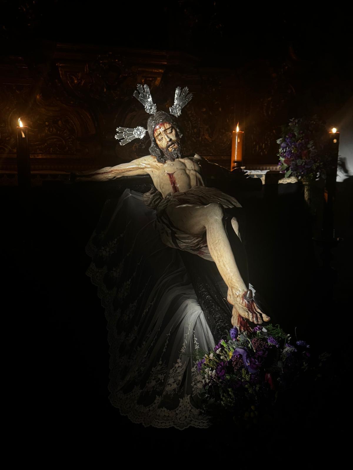 Santísimo Cristo de la Misericordia entre cirios durante la Reflexión Cuaresmal